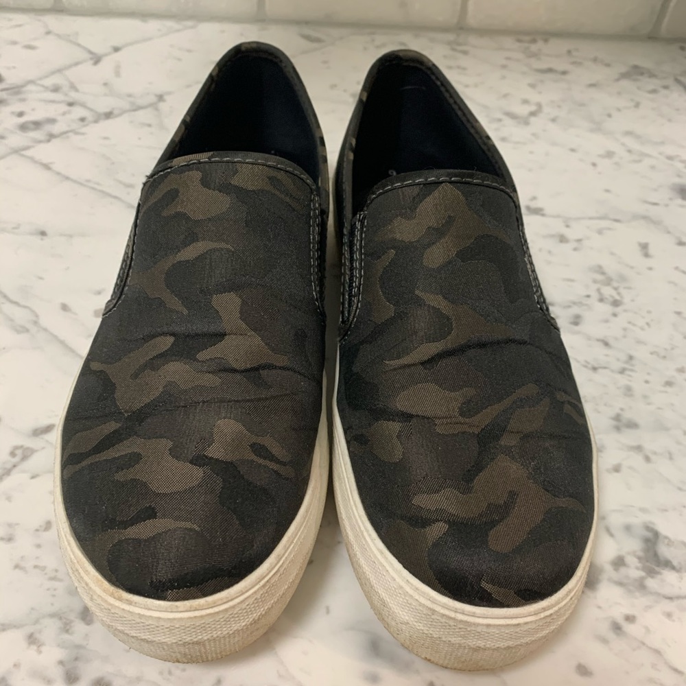 Platform camo slip on sneakers - memory foam